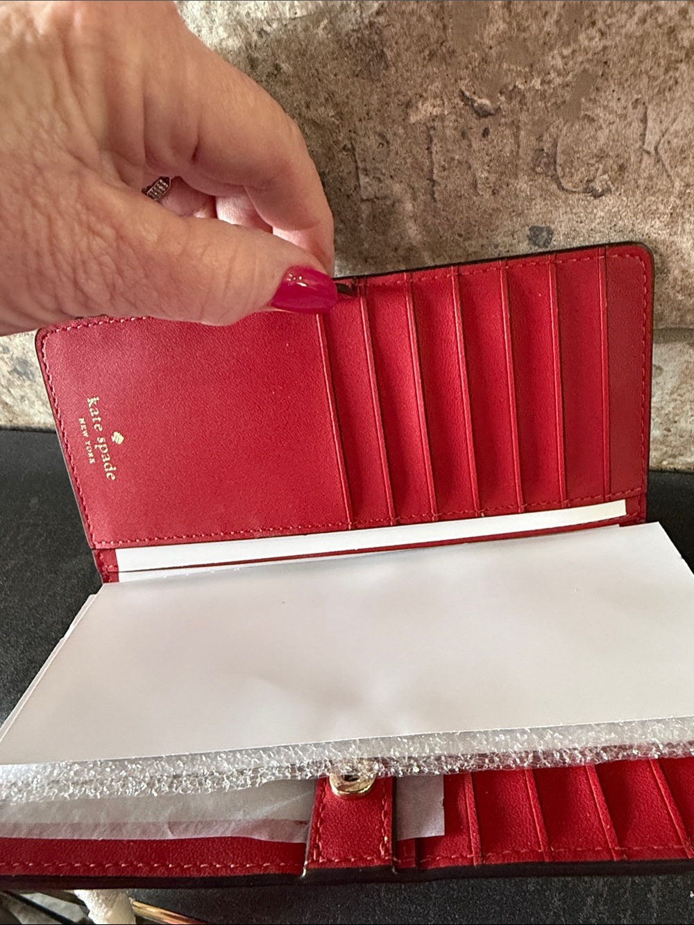 kate spade red Saffiano zip-around wallet with gold logo - Picture 4 of 6